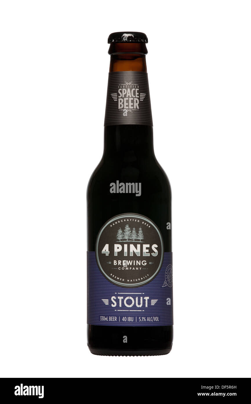 Fabricant de bière australienne 4 pines, découpe de bouteilles isolé sur fond blanc. stout bouteille à Melbourne en Australie. Banque D'Images