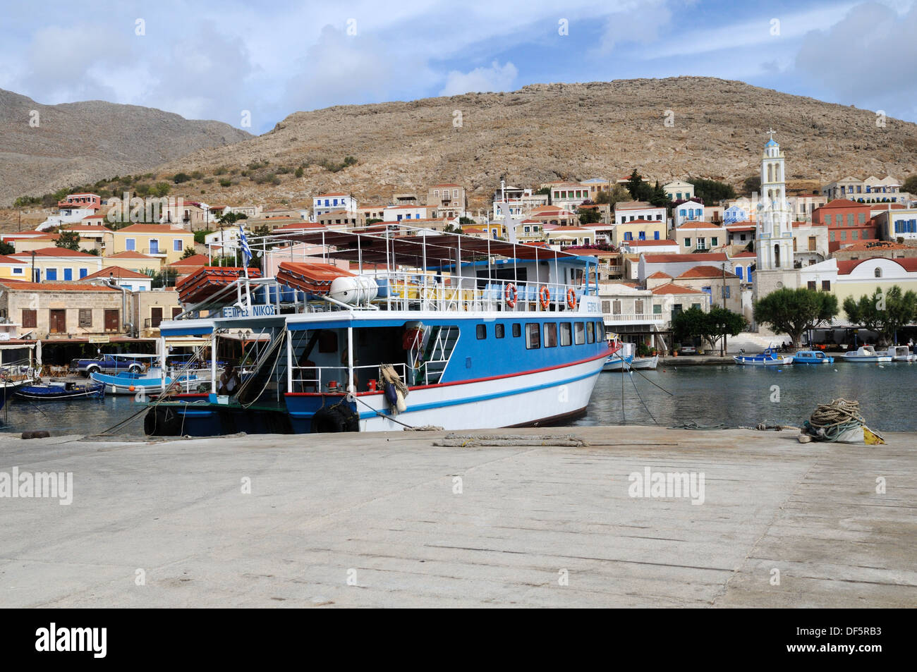 Bateau amarré au port de Halki Chalki Emporio Harbour Harbour le Dodécanèse, Grèce Banque D'Images