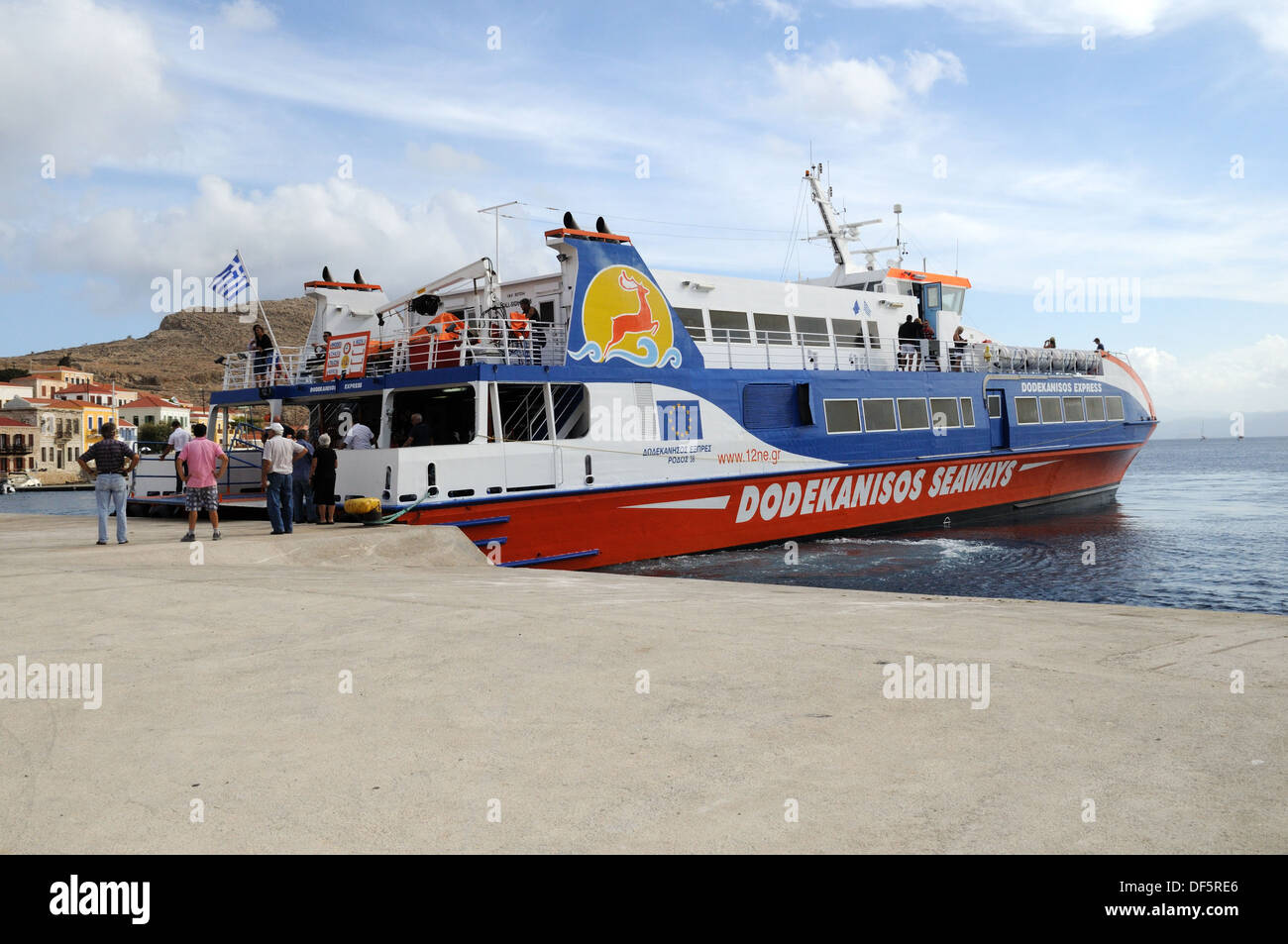 Un ferry au port de Halki Emporio Harbour Harbour Le dodecanses la Grèce Banque D'Images