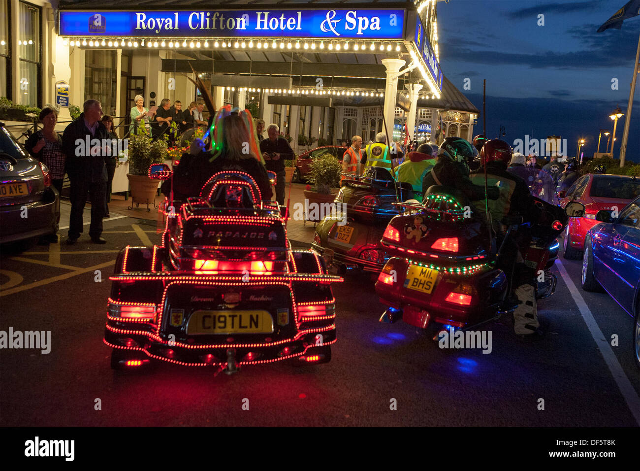 Lumières LED décoratives sur des motos Honda uniques ou sur mesure à Southport, Merseyside, Royaume-Uni.Septembre 2013.la procession illusion 3D de moto éclairée a commencé à l'Hôtel Royal Clifton sur l'Esplanade avec des trikes ornés et des vélos personnalisés et des trikes avec des lumières. Banque D'Images