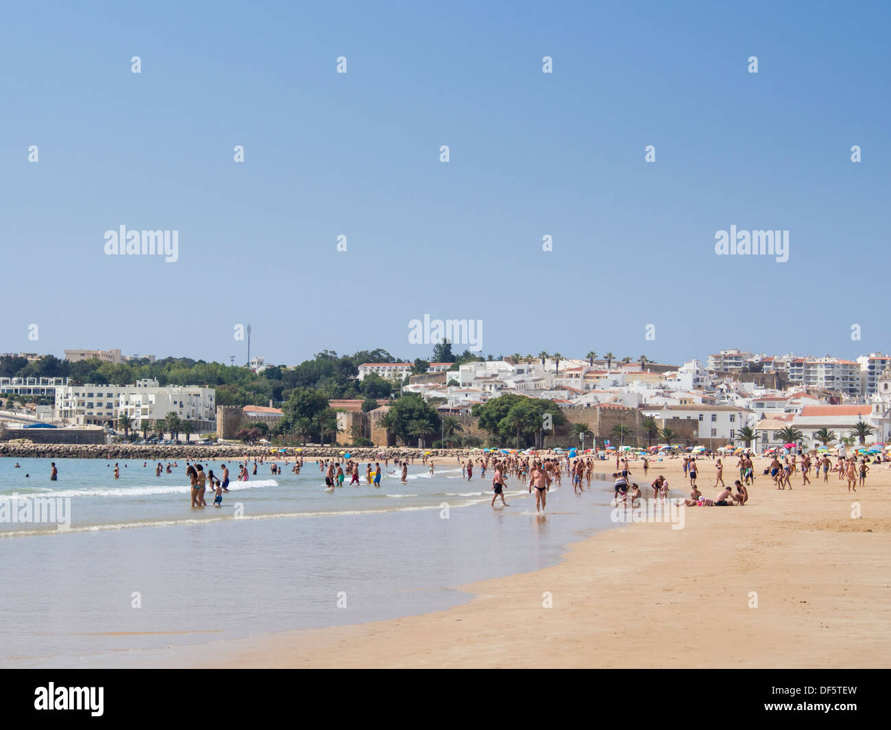 La plage de Meia Praia à Lagos, Portugal Photo Stock - Alamy