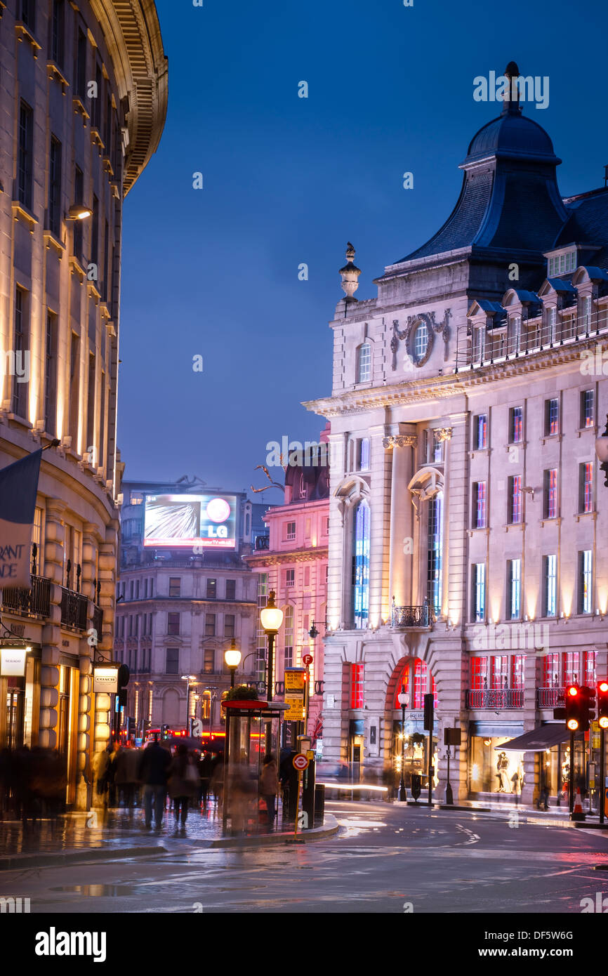 Regent Street à Piccadilly Circus Londres Angleterre au crépuscule Banque D'Images