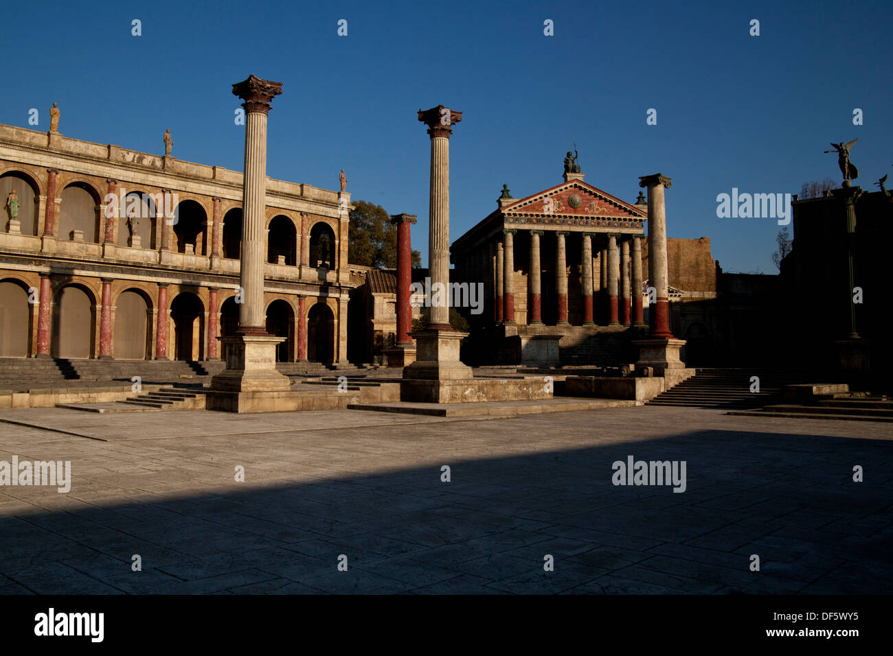 Rues de la Rome antique sont recréées à Cinecittà Film Studios à Rome, Italie Banque D'Images