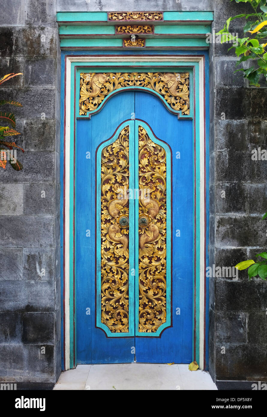 Sculpture sur bois typique portes en Bali Banque D'Images