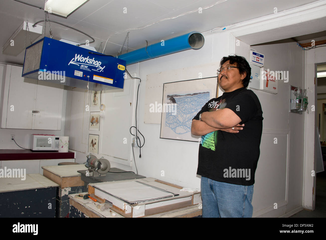 Au Canada, le Nunavut, région de Qikiqtaaluk, Cape Dorset. Kinngait Arts imprimer boutique, pierre détachée de l'échantillon d'impression. Banque D'Images