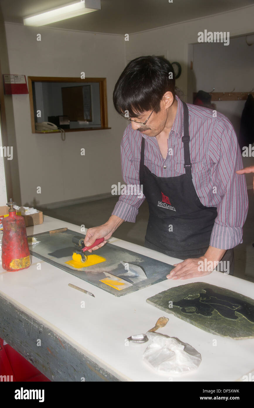 Au Canada, le Nunavut, région de Qikiqtaaluk, Cape Dorset. Kinngait Arts imprimer boutique, pierre détachée de l'échantillon d'impression. Banque D'Images