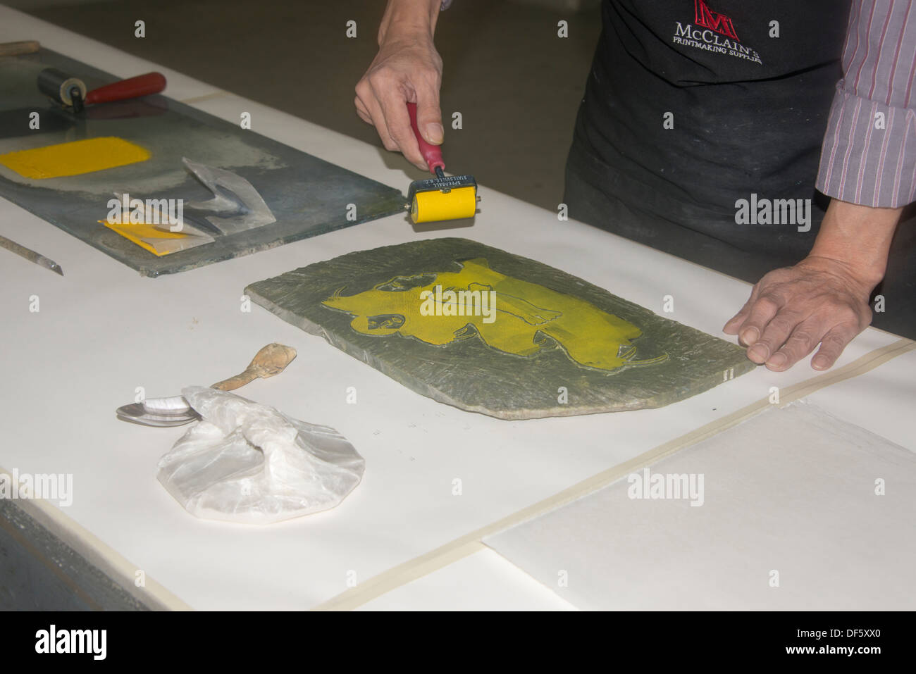 Au Canada, le Nunavut, région de Qikiqtaaluk, Cape Dorset. Kinngait Arts imprimer boutique, pierre détachée de l'échantillon d'impression. Banque D'Images