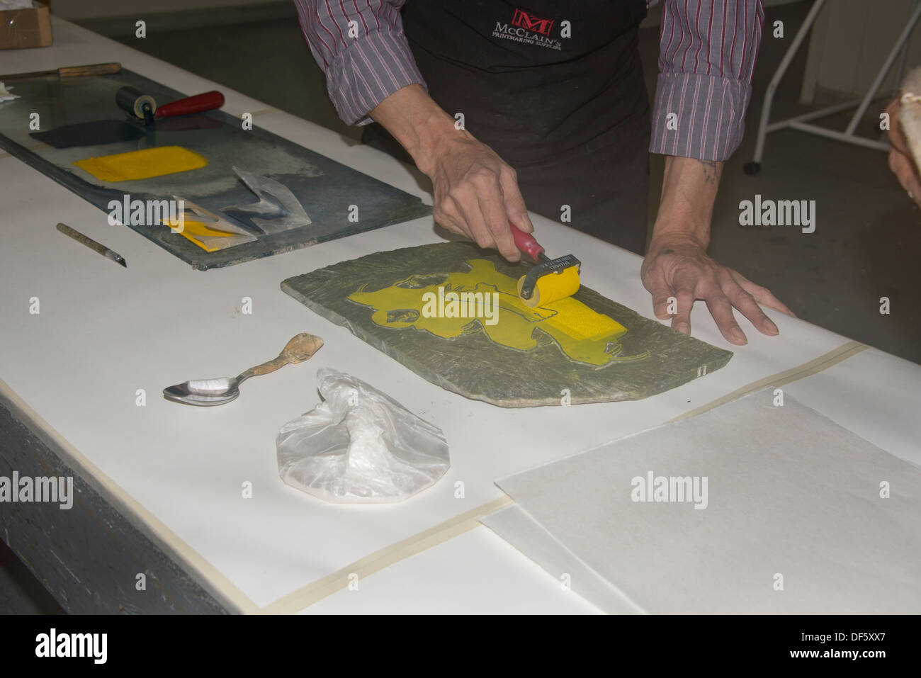 Au Canada, le Nunavut, région de Qikiqtaaluk, Cape Dorset. Kinngait Arts imprimer boutique, pierre détachée de l'échantillon d'impression. Banque D'Images