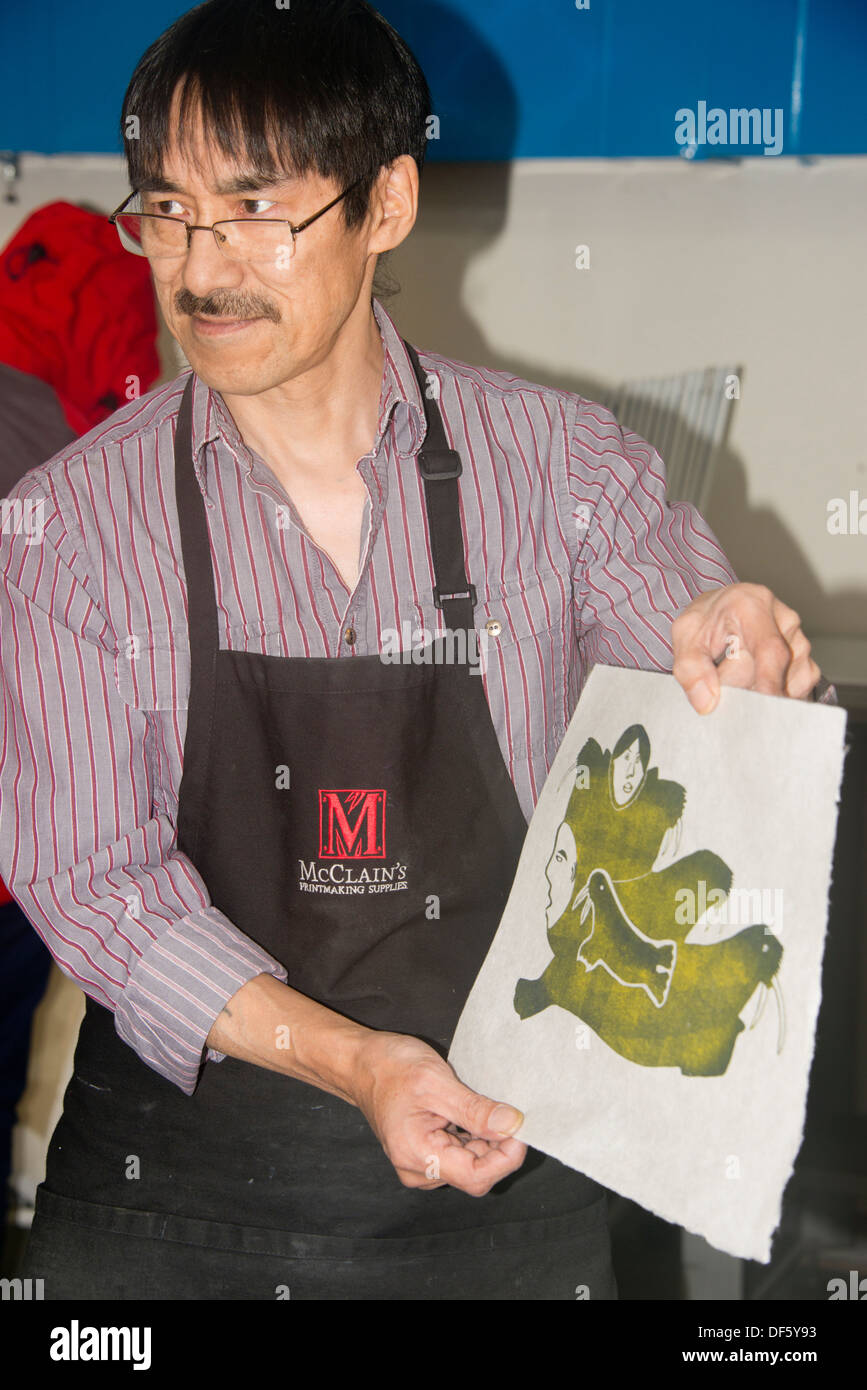 Au Canada, le Nunavut, région de Qikiqtaaluk, Cape Dorset. Kinngait Arts imprimer boutique, pierre détachée de l'échantillon d'impression. Banque D'Images