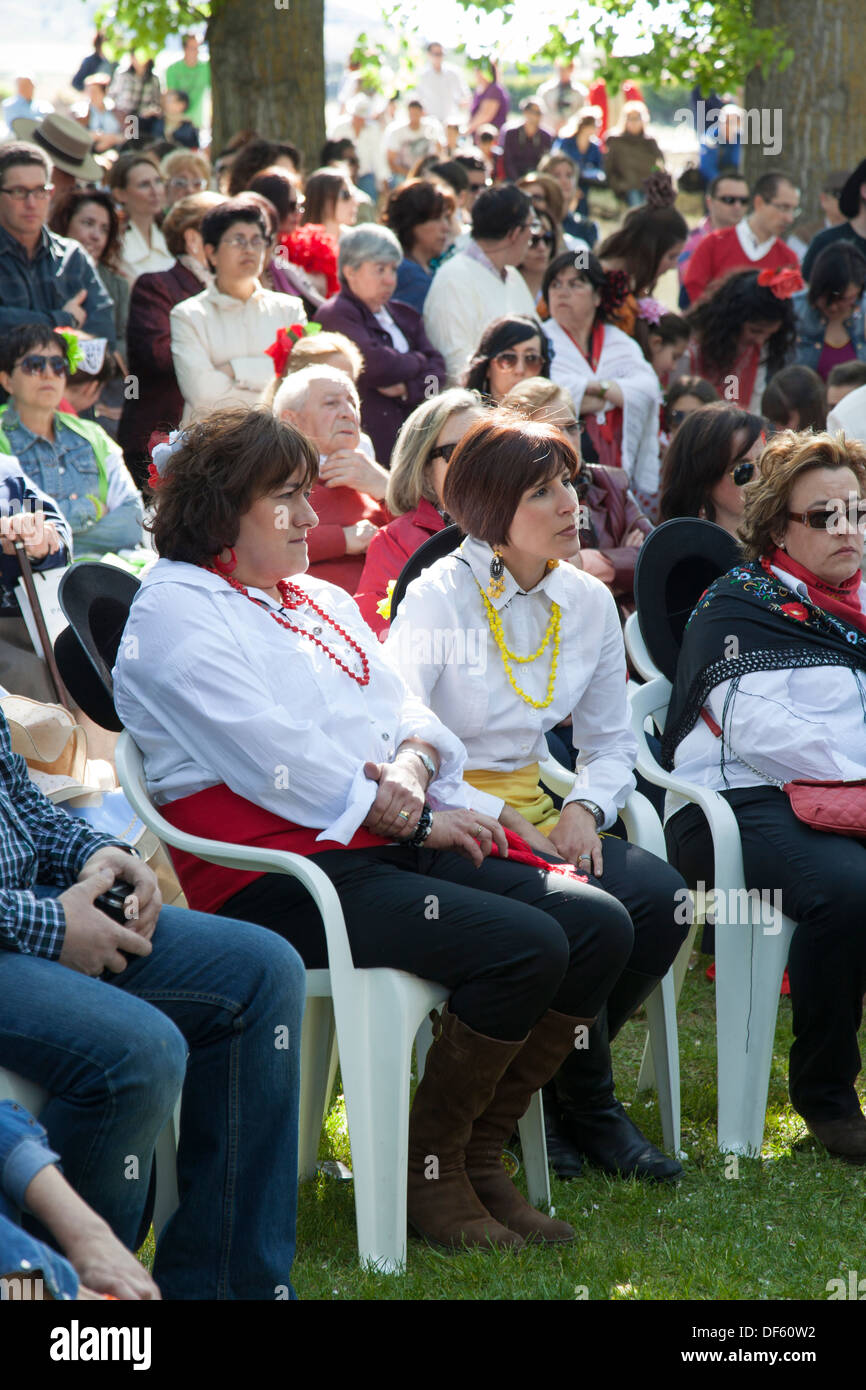 Les sections locales se sont réunis au service en Nuestra Señora del Rocío à Ermita de San Roque del Valdobar Banque D'Images