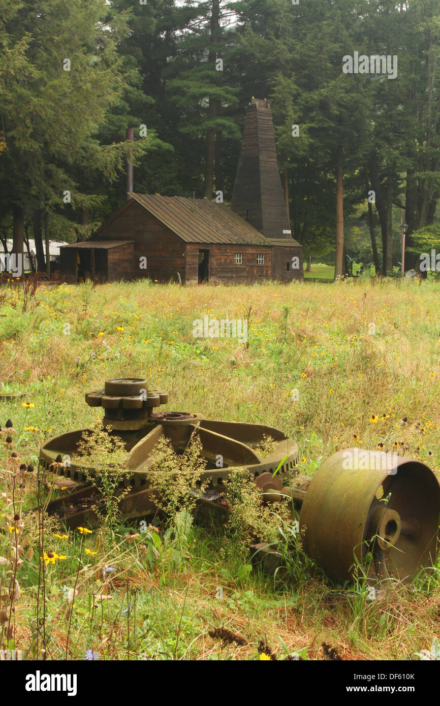 Ancien champ de machines. Huile moteur bien Drake House Building Replica dans la distance. Banque D'Images