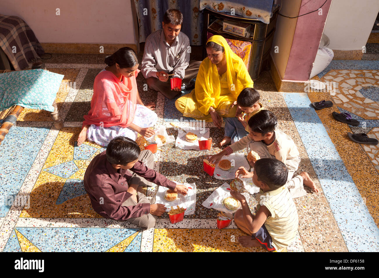 L'Inde, Uttar Pradesh, Agra Mère & père de cinq enfants de manger fast food western Banque D'Images
