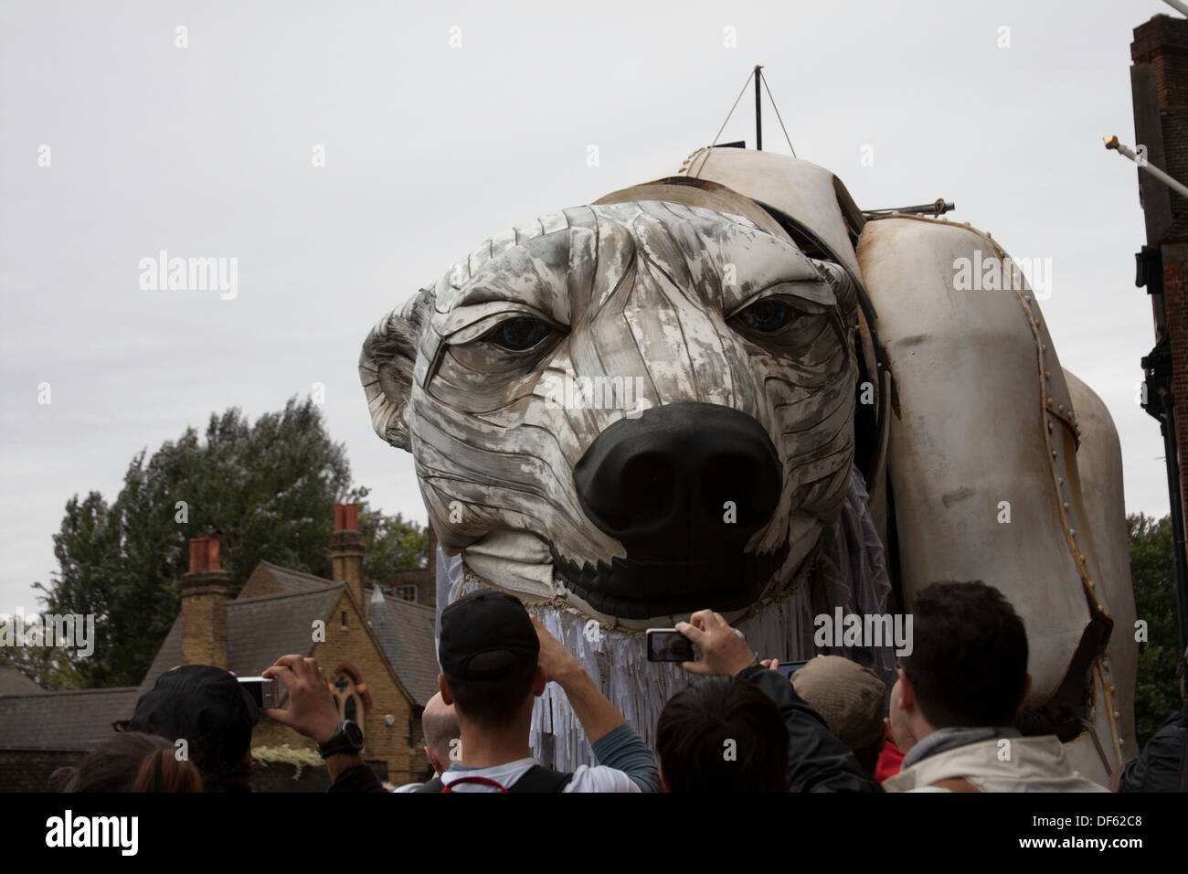 Aurora, un ours polaire géant de la taille d'un bus à impériale a été le point central de la journée d'action du Royaume-Uni à protéger l'Arctique. Banque D'Images