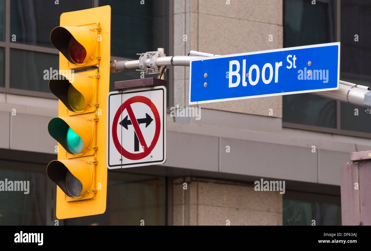 Rue Bloor Street sign avec feu de circulation au centre-ville de Toronto, prise à l'angle des rues Bloor et Yonge St. avec un pas de signe. Banque D'Images