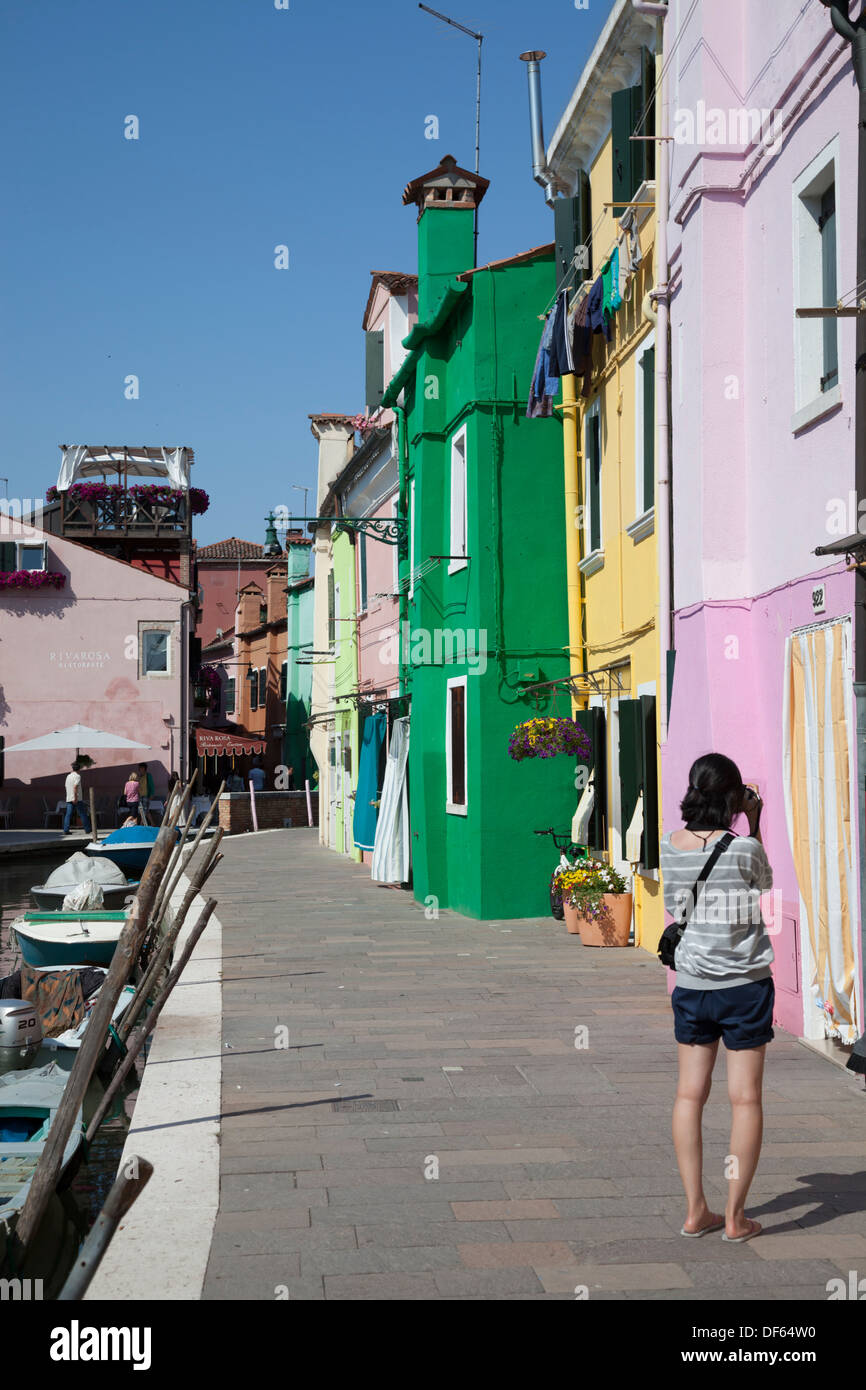 L'île de Burano. Situé au nord en direction de Venise et de Murano, c'est sans conteste la plus île colorée de la lagune de Venise. Banque D'Images
