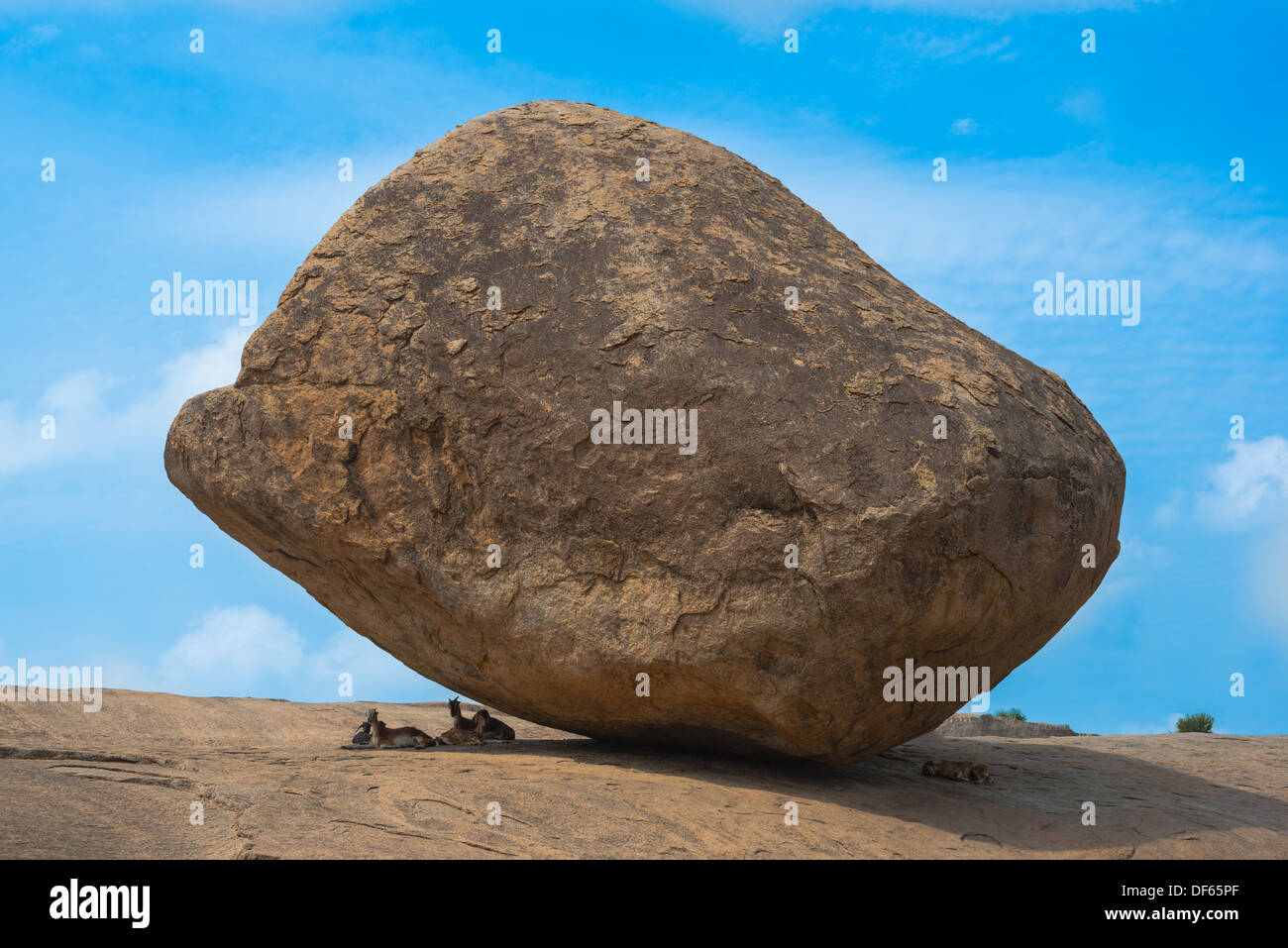 L'équilibrage ancienne Ball à Mahabalipuram, Tamil Nadu, Inde Banque D'Images