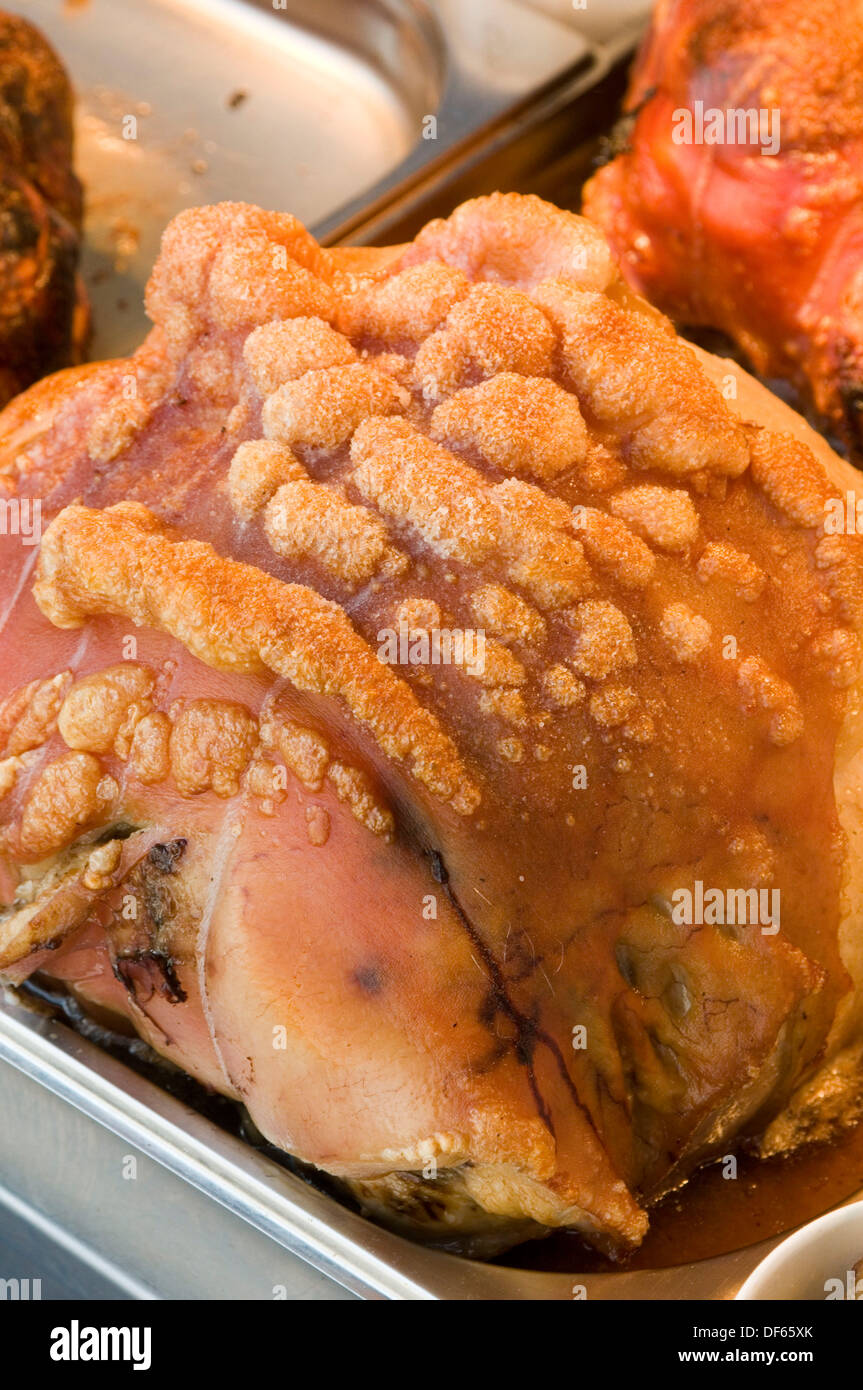 Rôti de porc croustillant crépitant de viande de la peau mixte articulations Graisse croustillante Banque D'Images