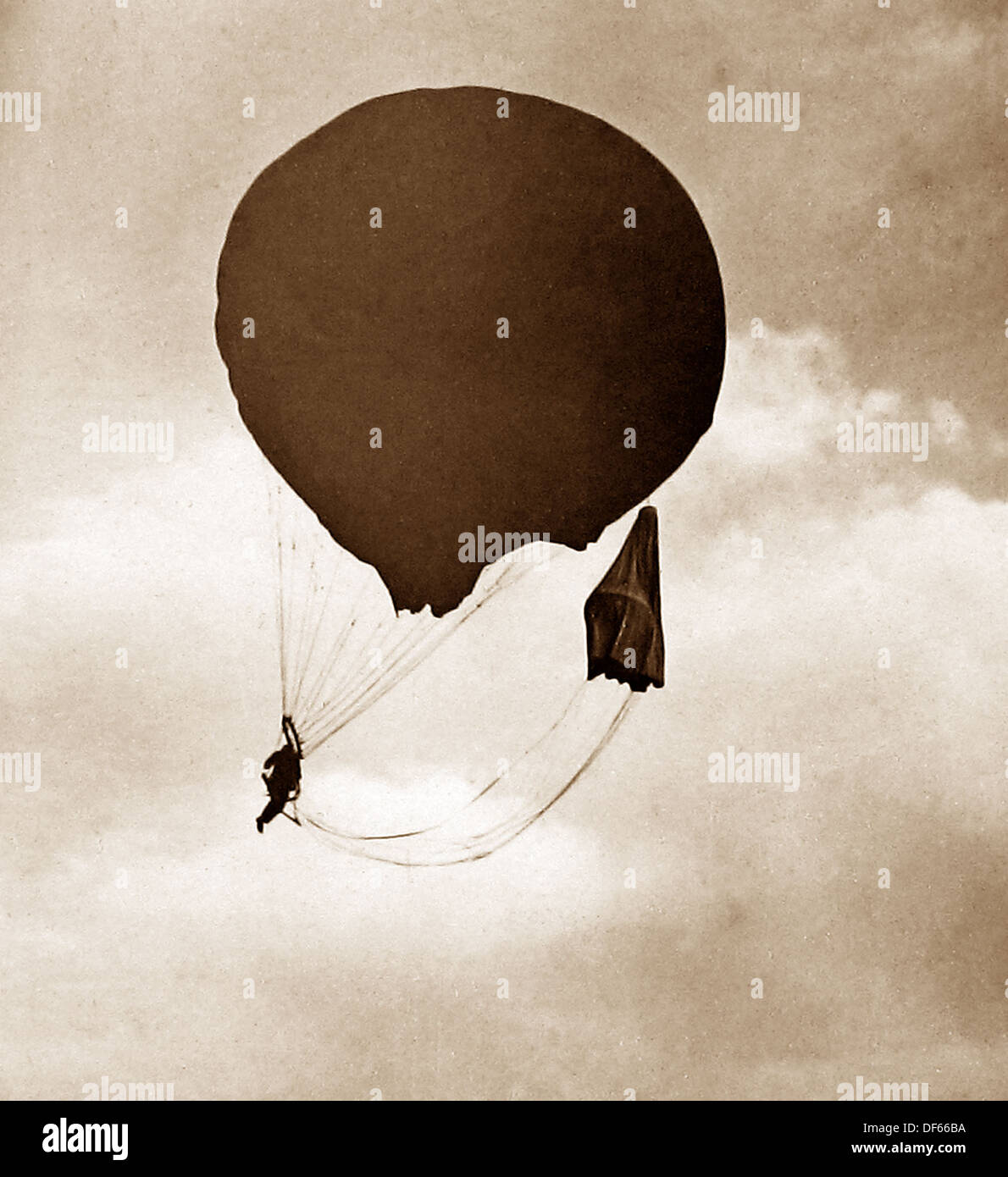 Le parachutisme à partir d'un ballon période victorienne Banque D'Images