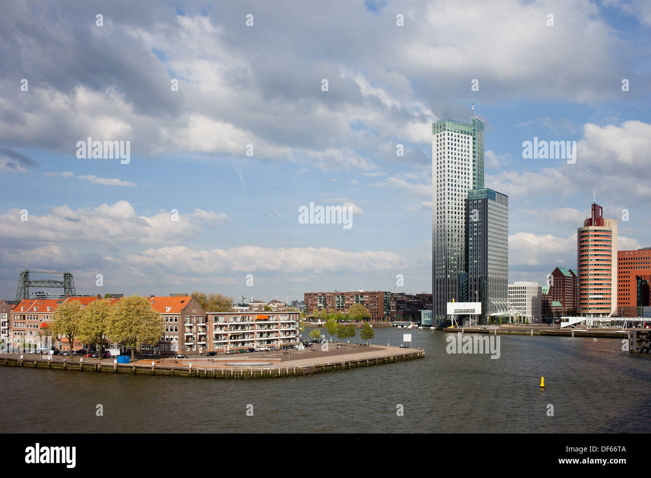 Ville de Rotterdam cityscape et Nieuwe Maas (Meuse) nouvelle rivière dans Pays Bas, Hollande-du-Sud de la province. Banque D'Images