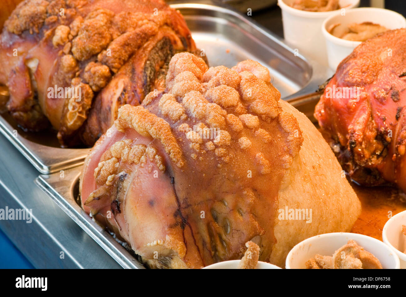 Rôti de porc croustillant crépitant de viande de la peau mixte articulations Graisse croustillante Banque D'Images