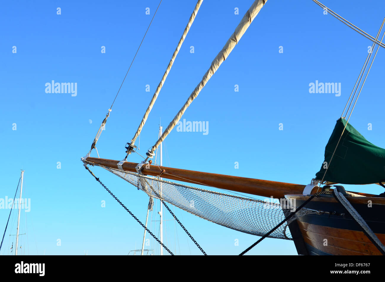Arc d'un bateau à voile avec ciel bleu et la lune Banque D'Images