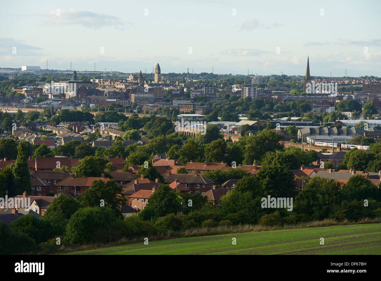 La vue sur le centre-ville de Wakefield de Sandal Castle UK Banque D'Images