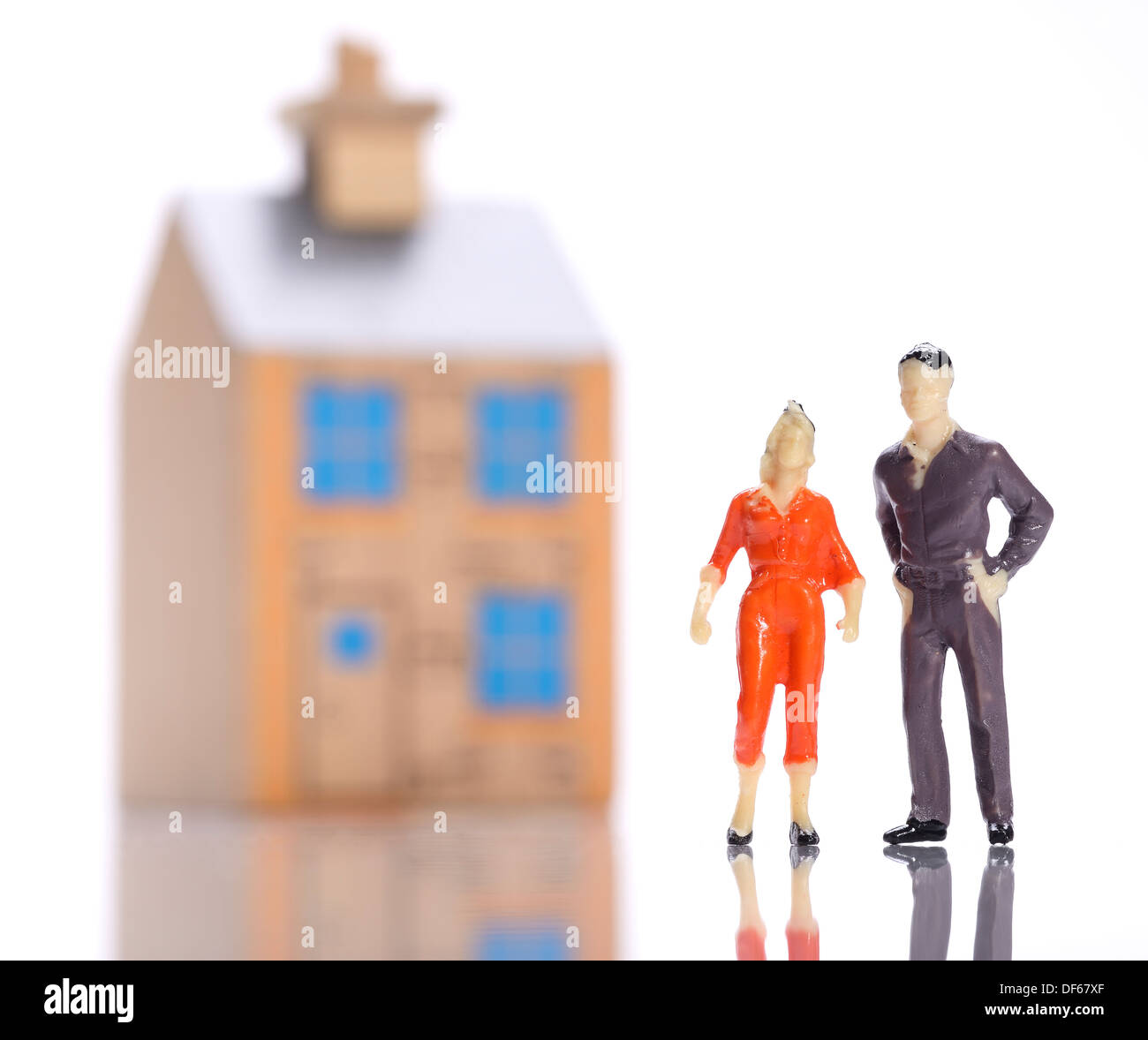 Les gens en plastique Mini jeune couple devant une maison en bois Banque D'Images