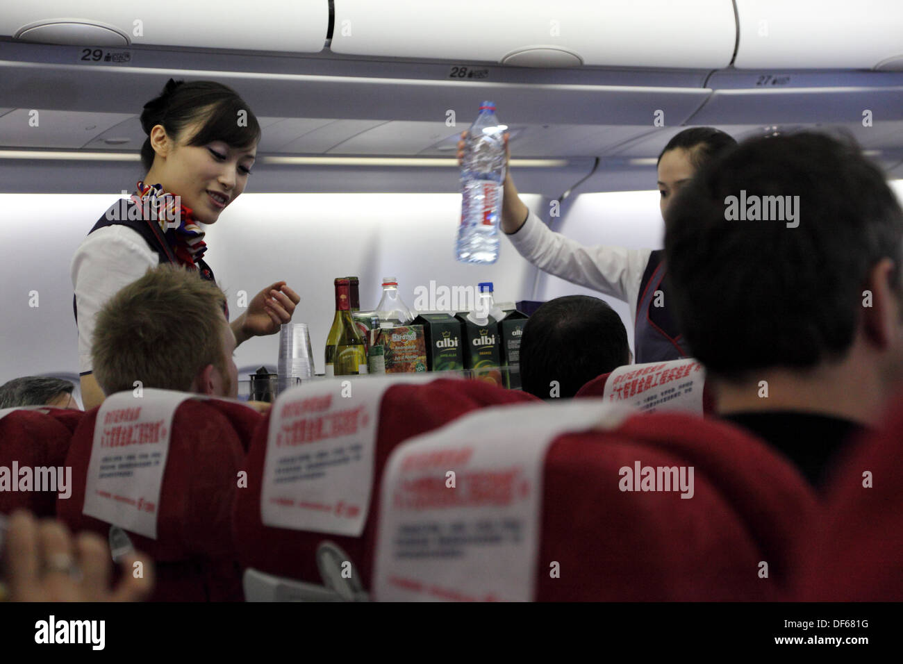 Hôtesse de l'air servant le déjeuner en Chine Eastern airline flight Banque D'Images