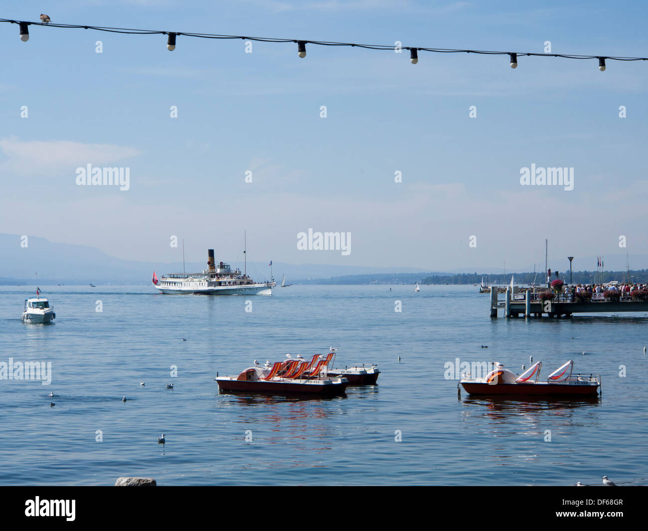 Nyon, Suisse une ville sur les rives du lac Léman en Suisse, bateau à vapeur à aubes à la pier Banque D'Images