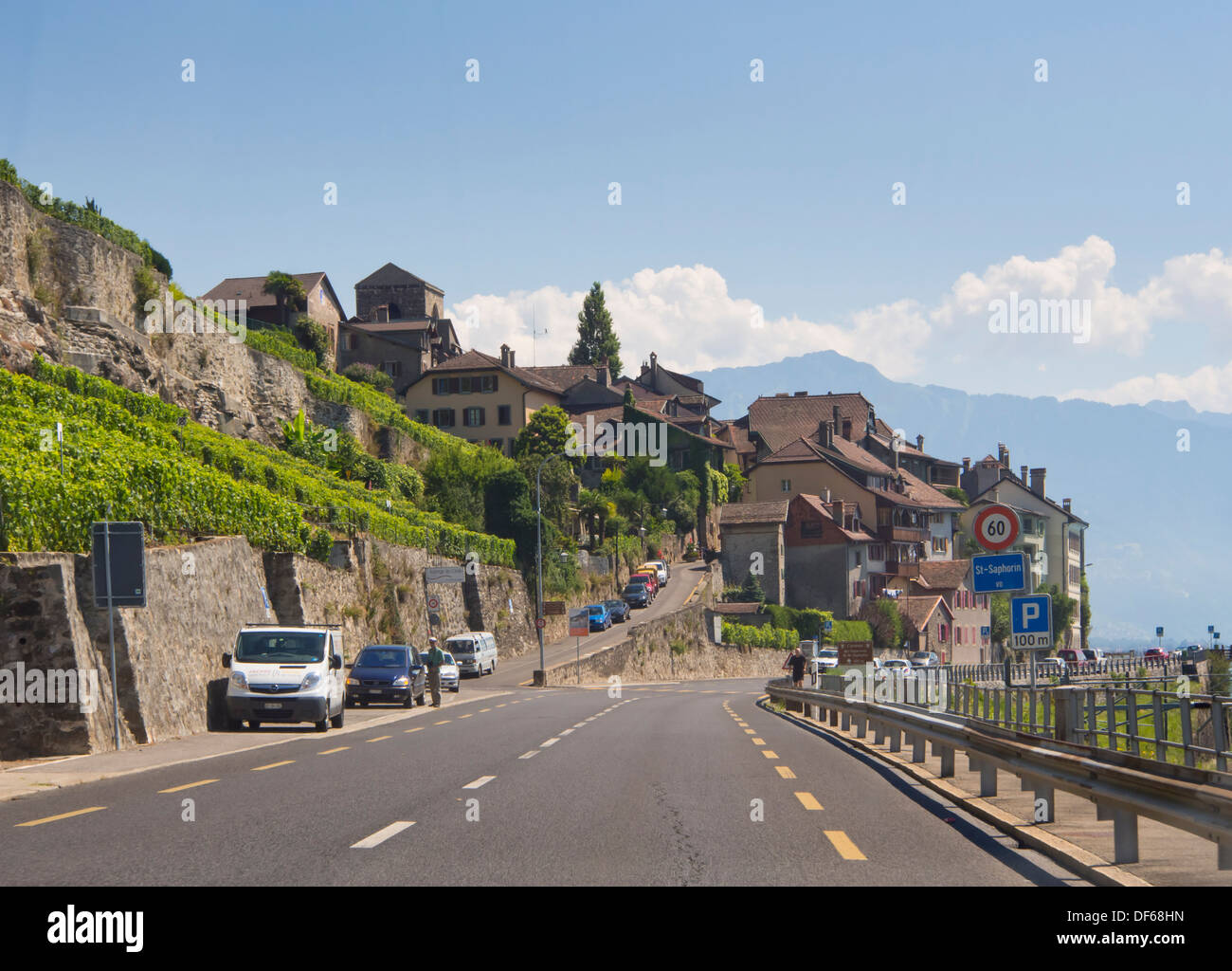 En passant par un village de St-Saphorin raide sur les rives du lac Léman en Suisse Banque D'Images