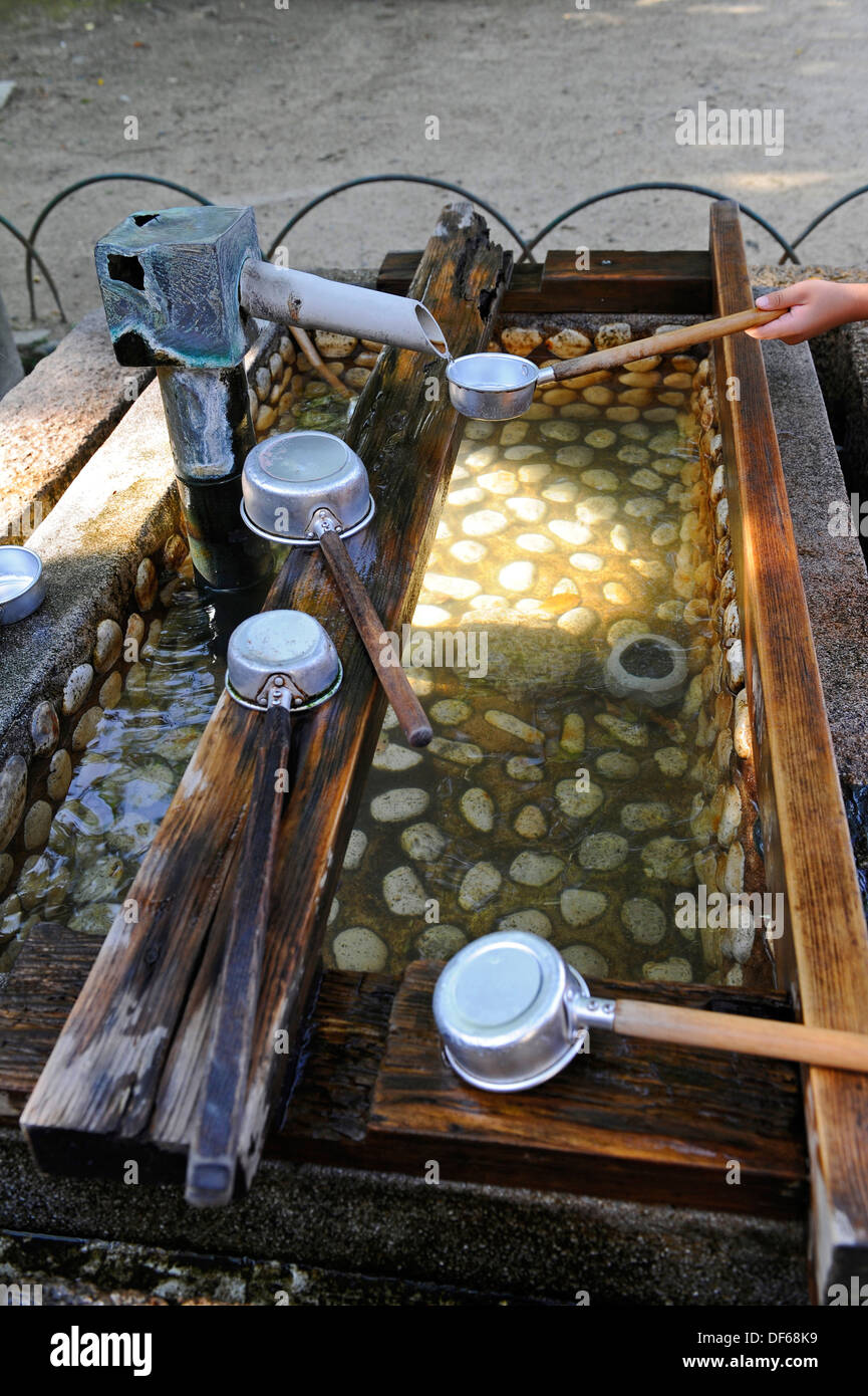 Longue poignée métal tasses boire et laver avec de l'eau fraîche. Banque D'Images