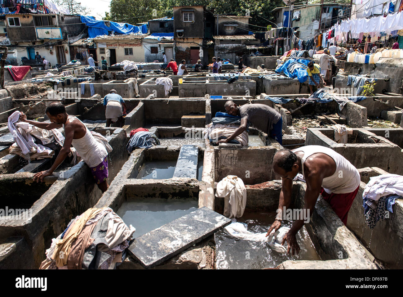 Les hommes indiens laver les vêtements à Mahalaxmi Dhobi Ghat ou laverie Mumbai Inde Banque D'Images