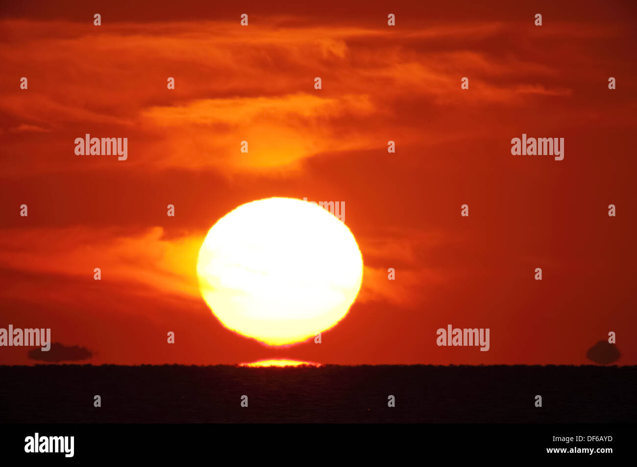 Grand soleil lumineux sur le ciel avec des nuages Banque D'Images