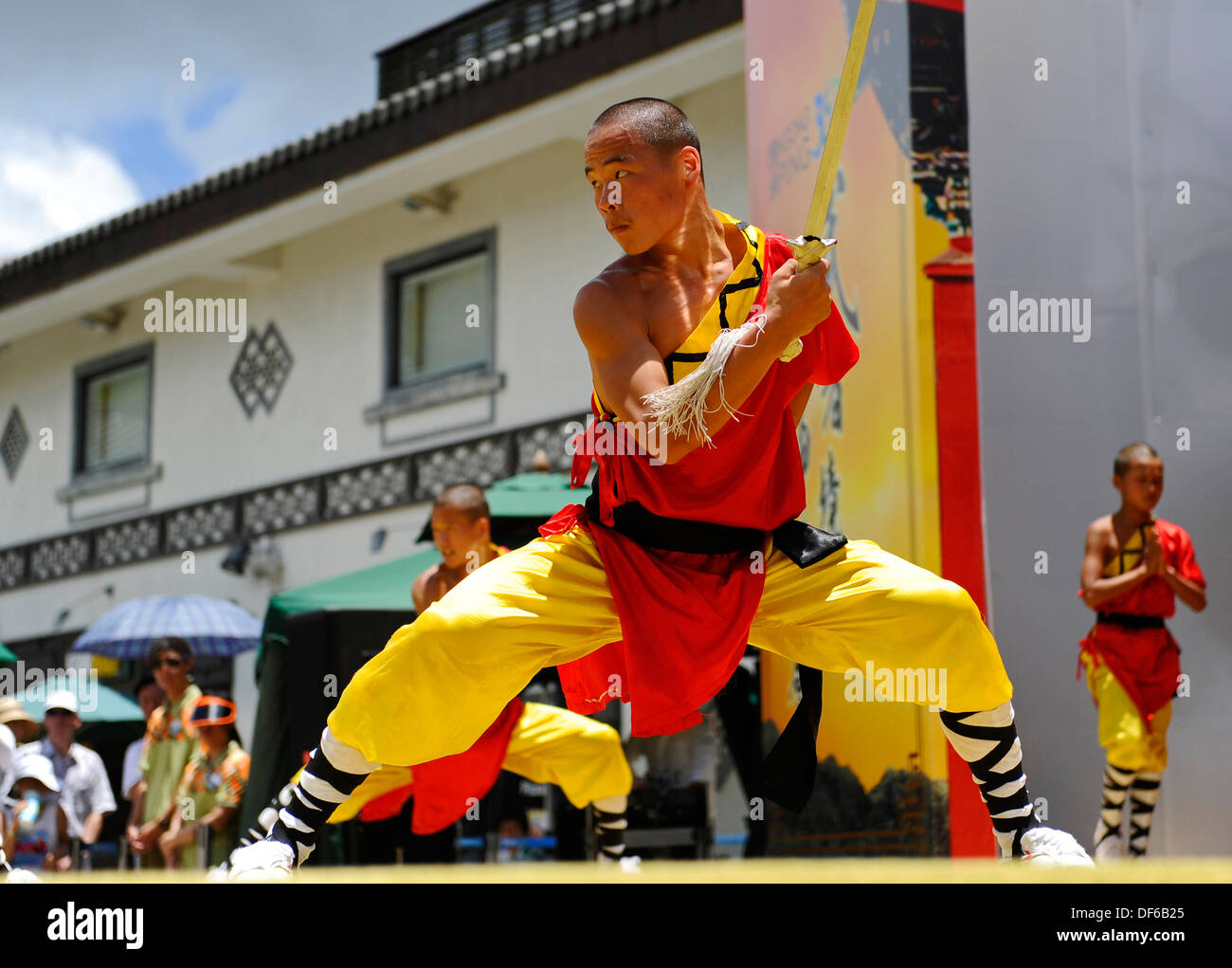 Homme chinois Kung Foo Fighters démontrant leur art martial en costume traditionnel Banque D'Images