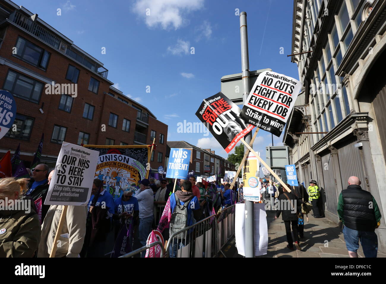 Manchester, UK. 29 sept 2013. Des milliers de personnes ont pris part à une manifestation organisée par le Trades Union Congress (TUC) à Manchester le dimanche, 29 Septembre, 2013. Les manifestants, de nombreux avec des pancartes et des banderoles ont défilé dans le centre-ville de Manchester où la conférence du parti conservateur a lieu cette semaine. Les manifestants protestent peut-être question de privatisation et de compressions dans le National Health Service (NHS), ainsi que les coupures d'autres services publics. Crédit : Christopher Middleton/Alamy Live News Banque D'Images