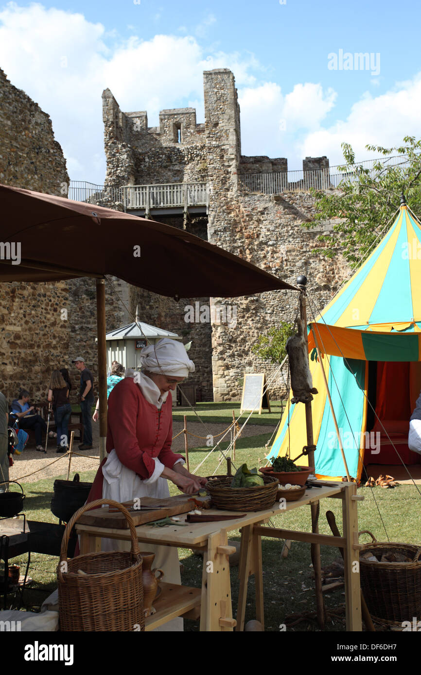 La cuisine médiévale à un événement familial à Framlingham Castle, Suffolk Banque D'Images