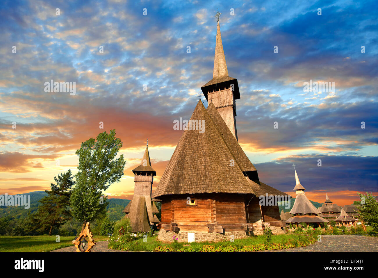 Églises en bois & Orthdox monastère de Barsana. Maramures, dans le Nord de la Transylvanie, Roumanie Banque D'Images