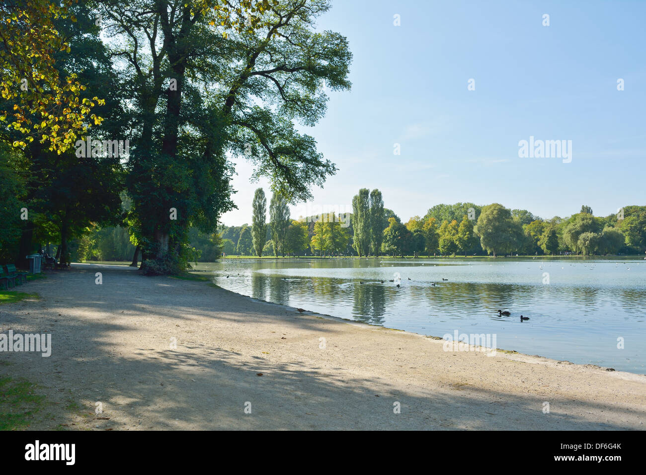 Jardin anglais avec le lac Kleinhesseloher à Munich Allemagne Photo Stock -  Alamy