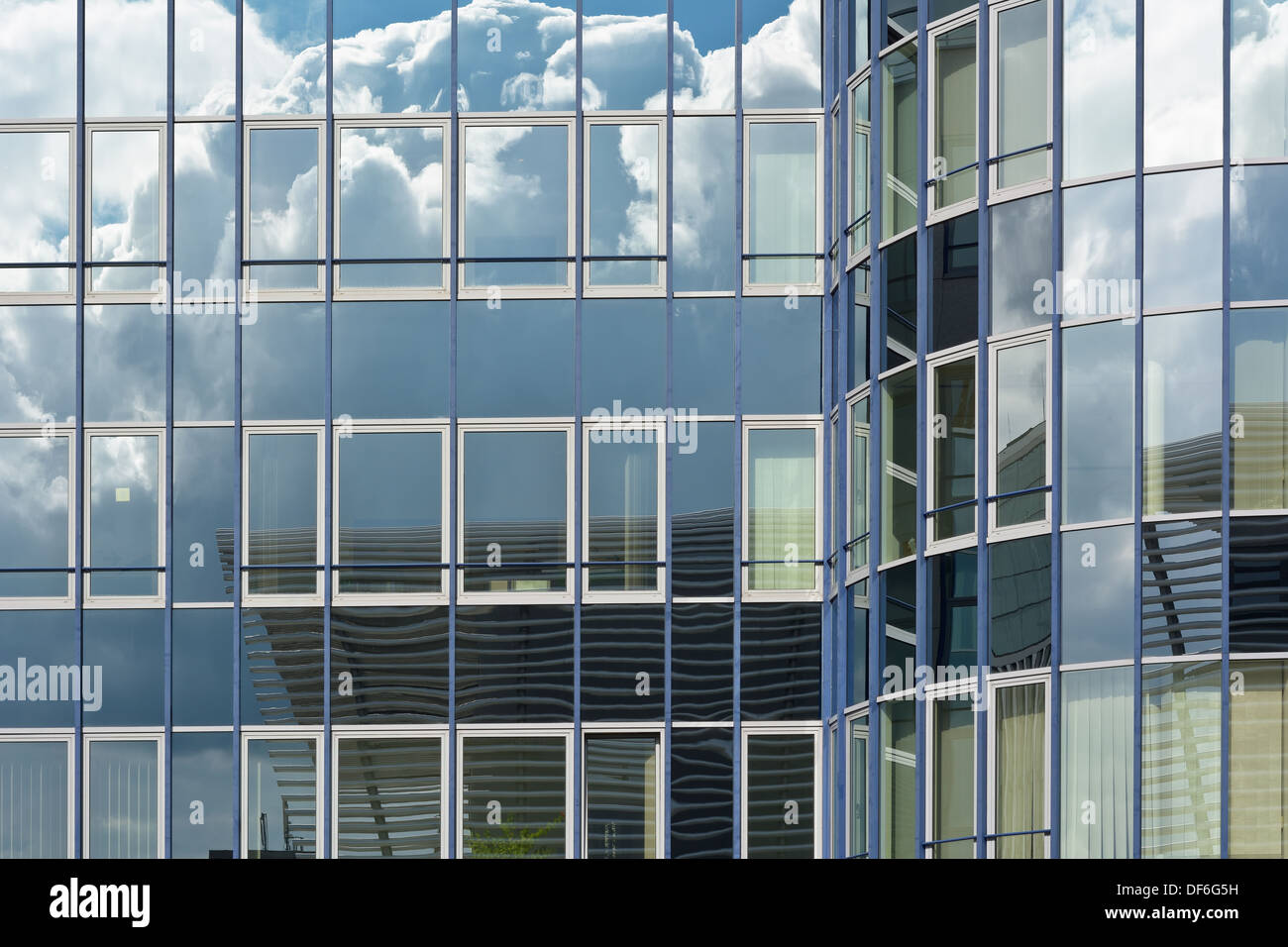 L'architecture contemporaine avec Sky et la réflexion des nuages Banque D'Images