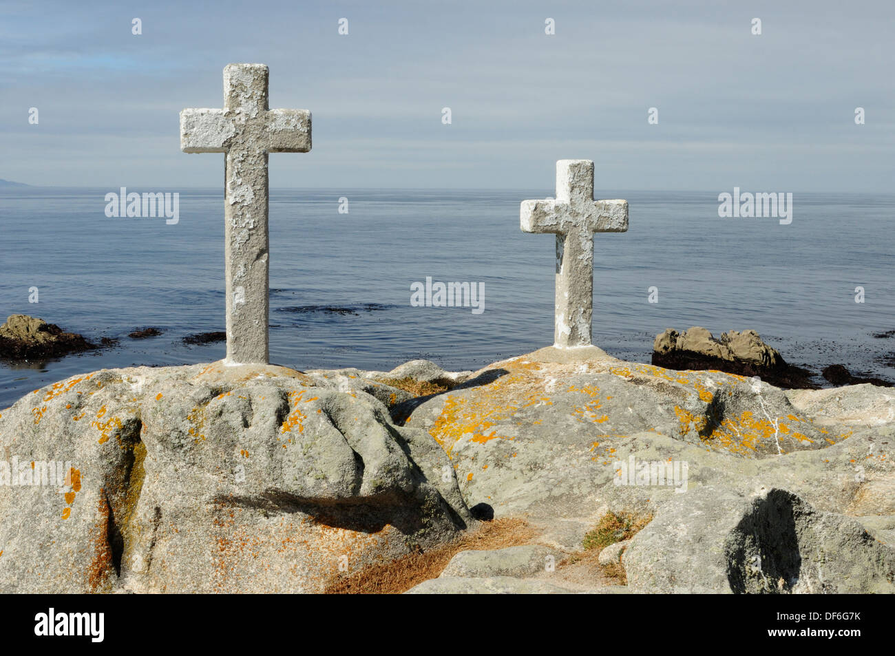 Les croix en mémoire pour les pêcheurs est décédée alors que la collecte de l'oie bernache qui se produisent sur les rochers côtiers. Banque D'Images