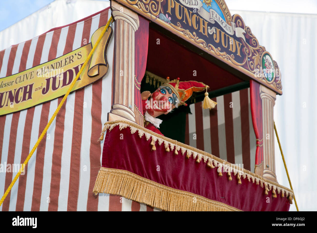 Skipton Royaume-Uni. 29th septembre 2013. Festival international de marionnettes. Punch and Judy au festival international bisannuel de marionnettes de Skipton, qui présente des compagnies de théâtre de marionnettes de toute l'Europe. Des marionnettes géantes aux marionnettes si petites qu'elles sont invisibles, le festival international de marionnettes 5th de Skipton a été animé avec des mains, des pieds, des jouets, des fruits, des ombres et des marionnettes d'un caractère beaucoup plus traditionnel. Banque D'Images