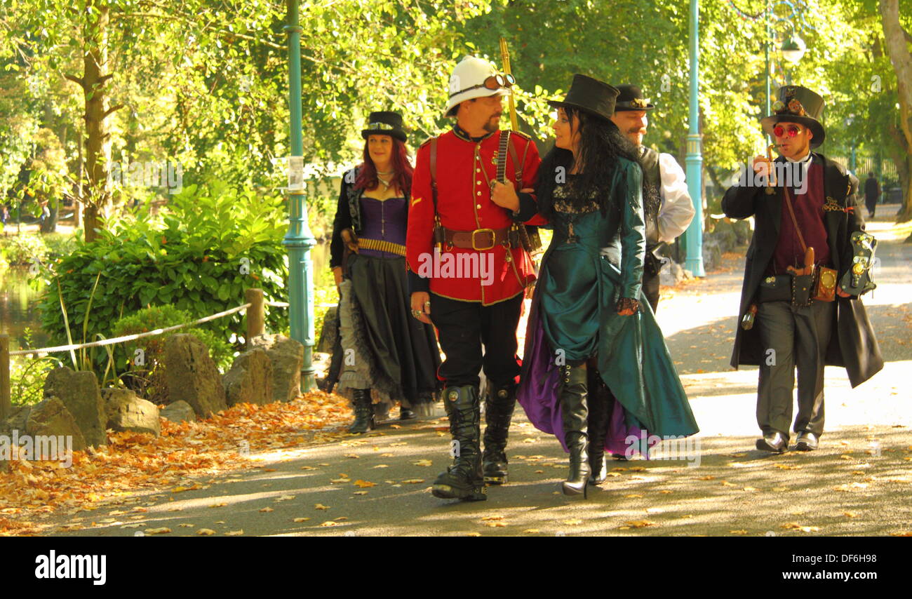 Le Derbyshire, Royaume-Uni. 29 Sept 2013.Steampunks promenade dans les jardins d'automne Derwent à Matlock Bath, une ville thermale victorienne dans le Derbyshire, au cours de la deuxième ville de l'événement annuel Illuminati Steampunk. La sous-culture steampunk est sorti d'un genre de la science-fiction et la littérature en est venu à développer sa propre musique et pseudo-Victorienne styles fashion. Credit : Matthew Taylor/Alamy Live News Banque D'Images