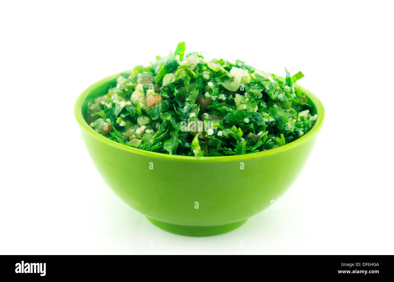 Salade de taboulé en plaque verte sur fond blanc . Banque D'Images
