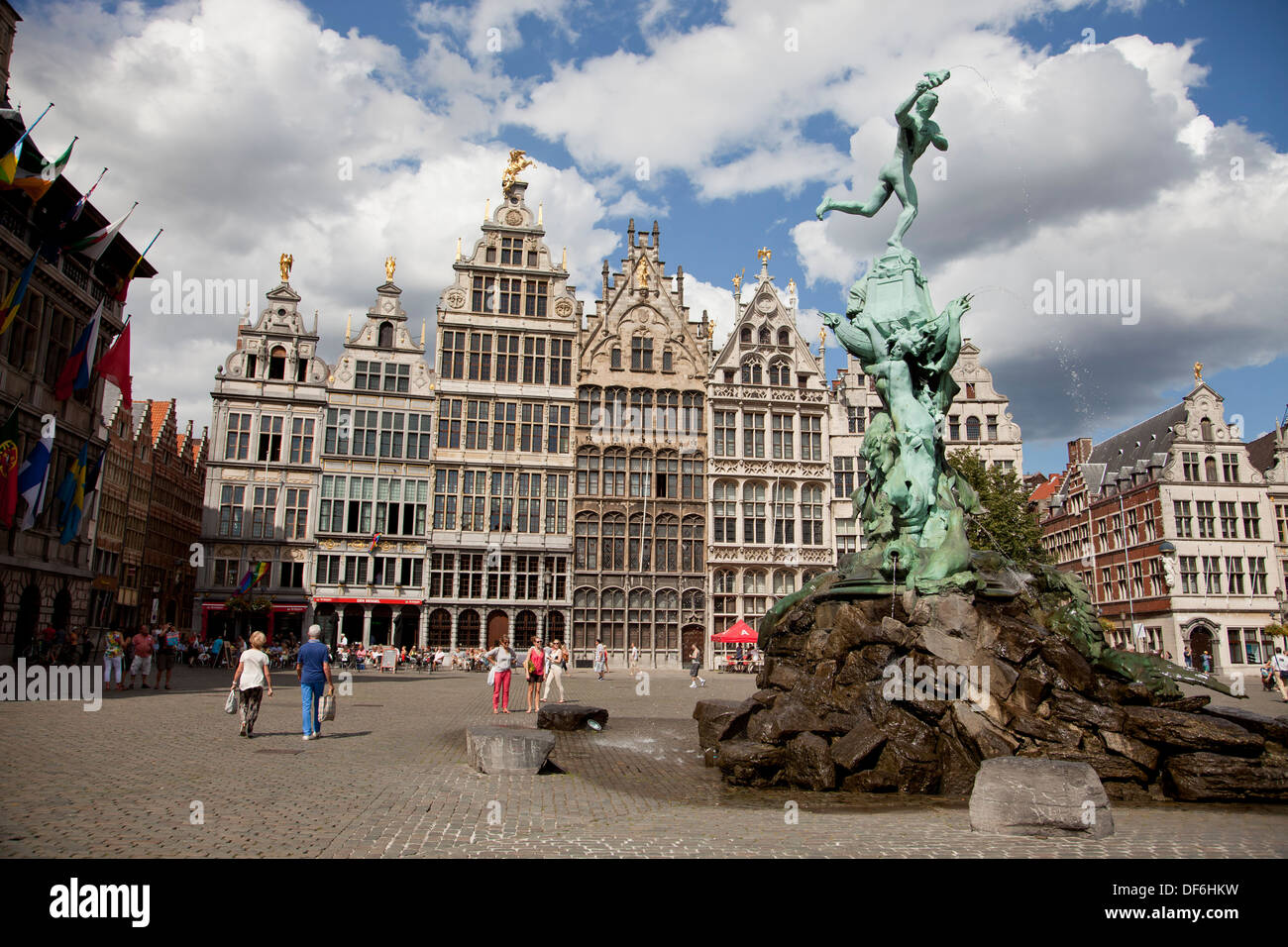 Statue de Brabo et la main du géant et fontaine 16e siècle Guildhouses à la place du marché Grote Markt, à Anvers, Belgique, Banque D'Images