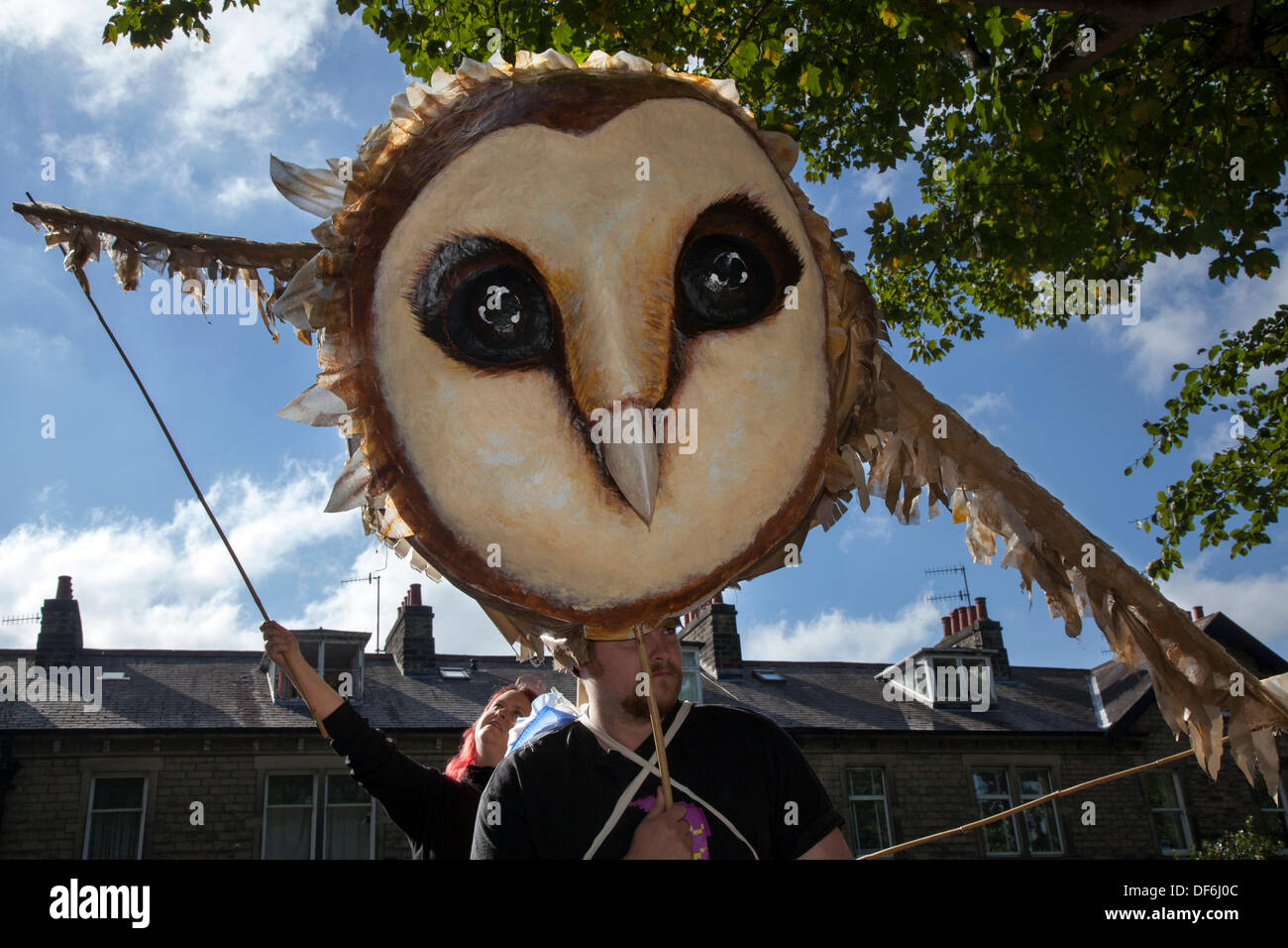 Mascarade en caricature de marionnettes géantes à Skipton au Royaume-Uni. 29 septembre 2013. Festival international de marionnettes. Puppetry à grande échelle  Big Giant Owl organisé par Blake Willoughby 25 et Kate James-Moore 30 au festival international bisannuel de marionnettes à oiseaux de Skipton, qui présente des compagnies de théâtre de marionnettes de toute l'Europe. Les événements ont offert 44 représentations avec billets et 32 représentations gratuites dans la rue. Des marionnettes géantes aux marionnettes si petites qu'elles sont invisibles, le 5e Festival international de marionnettes de Skipton a été animé avec des marionnettes à main. Banque D'Images