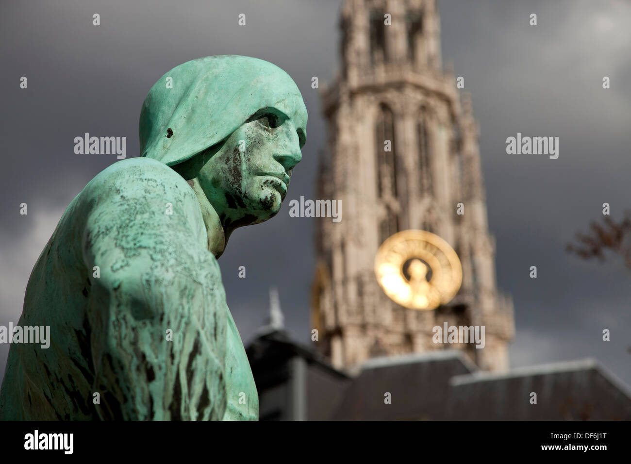 Statue de Buildrager en face de la tour de l'église de la Onze-Lieve-Vrouwekathedraal (Cathédrale de Notre-Dame) à Anvers, Belgique Banque D'Images