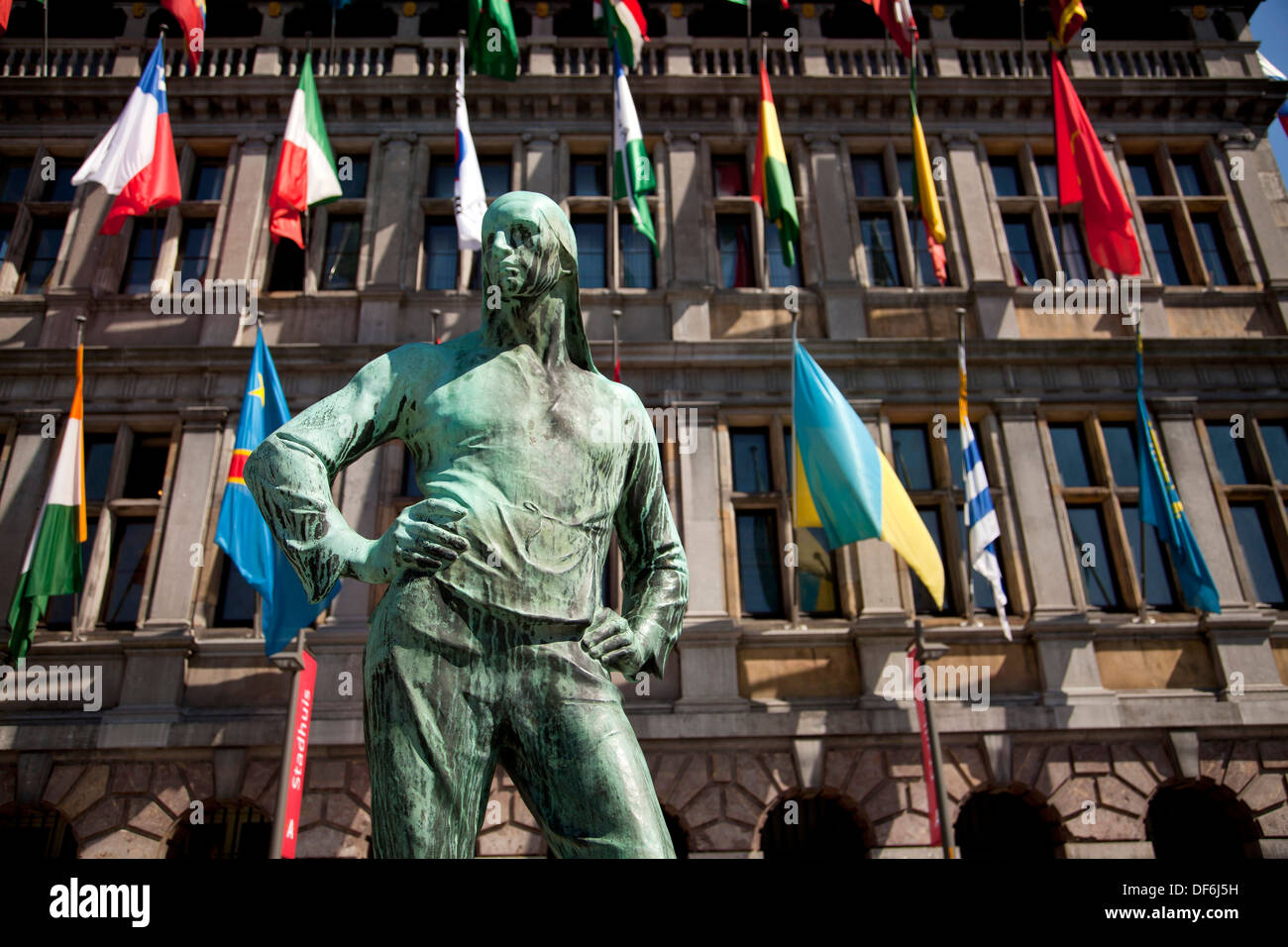 Statue de Buildrager en face de l'Hôtel de Ville d'Anvers à la Grand-Place ou place principale d'Anvers, Belgique, Europe Banque D'Images