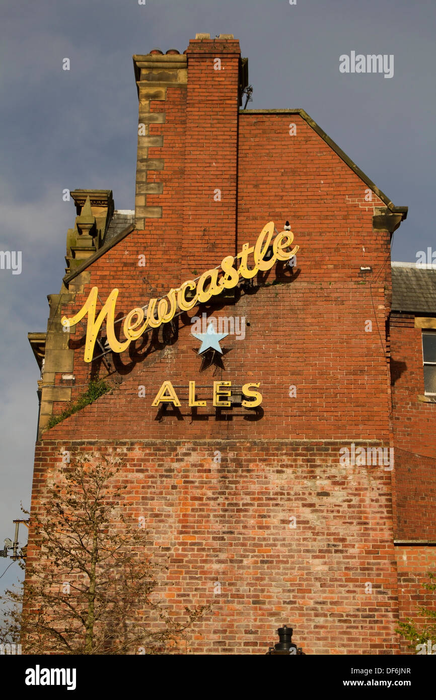 Signer pour Newcastle Ales à Sunderland, Angleterre du Nord-Est Banque D'Images