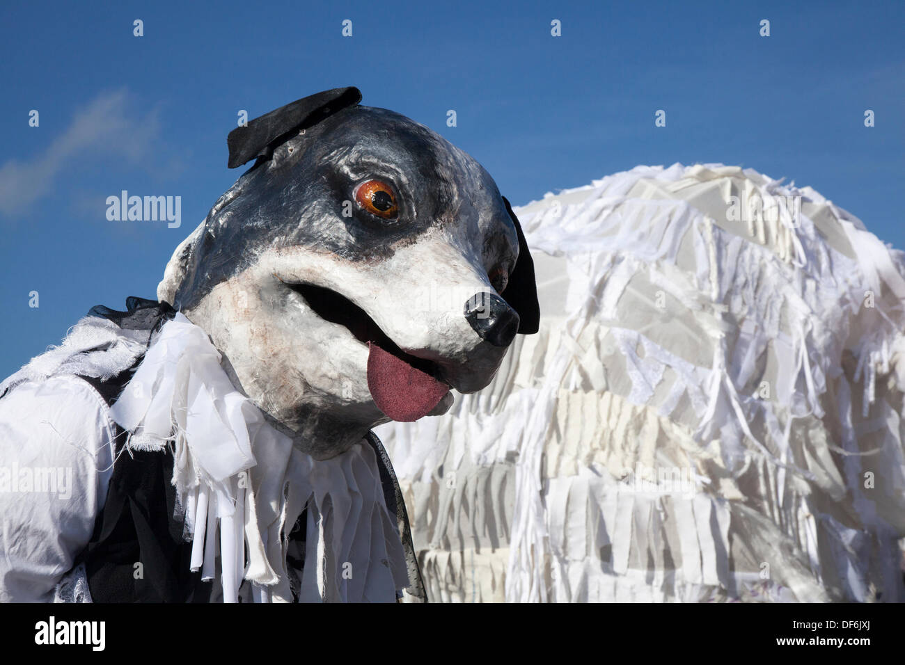 Costume de mouton inhabituelle & célébration Masquerade parade à Skipton UK. 29 Septembre, 2013. Festival International de Marionnettes. Brebis et brebis Swaledale géant chien à Skipton festival international de marionnettes biennale du théâtre de marionnettes d'entreprises de toute l'Europe. Des animaux de ferme de Giant Puppets marionnettes de si petites qu'elles sont invisibles, le 5ème Festival International de Marionnettes de Skipton a été animée avec les mains, les pieds, les jouets, les fruits, les ombres et les marionnettes d'animaux avec un caractère beaucoup plus traditionnel. Banque D'Images