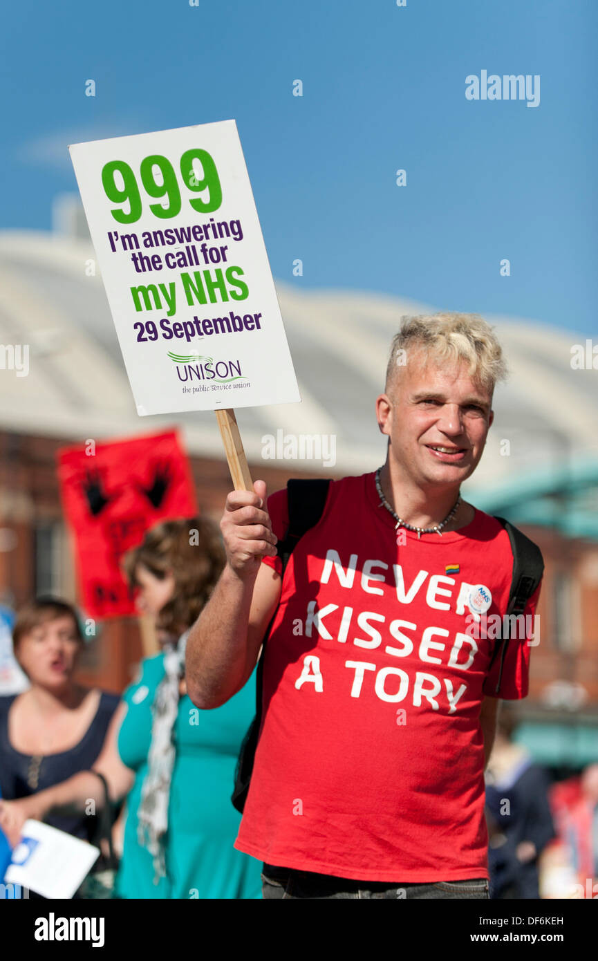 Manchester, UK. 29 septembre 2013. Un homme portant un manifestant jamais embrassé un 'cas' t-shirt pendant un TUC du Nord-Ouest a organisé en mars et qui ont l'intention de défendre rallye National Health Service (NHS) d'emplois et de services de coupures et de privatisation. La marche coïncide avec la conférence du parti conservateur 2013 se déroulait dans la ville. Credit : Russell Hart/Alamy Live News. Banque D'Images